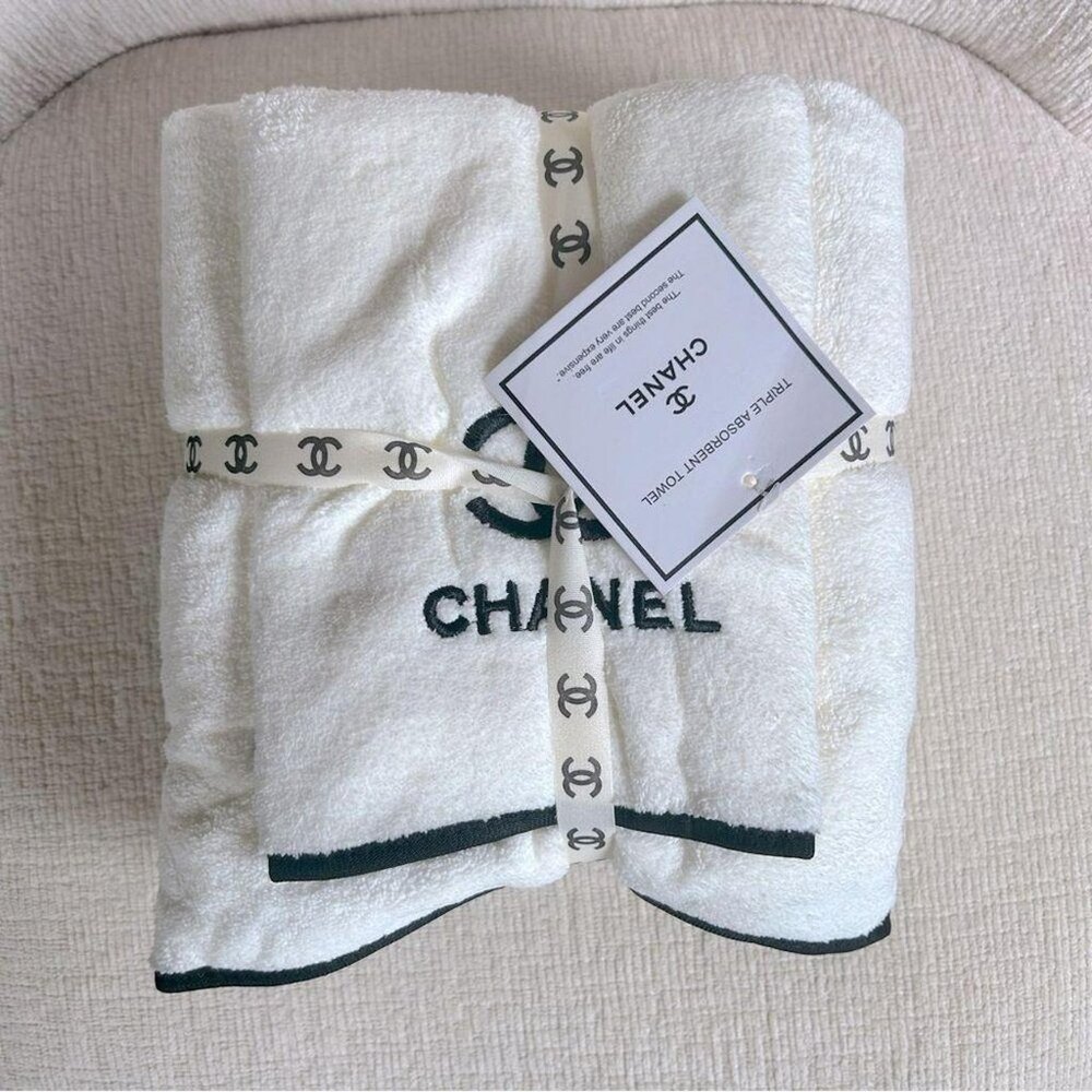 CHANEL White Elegant Bath Towels